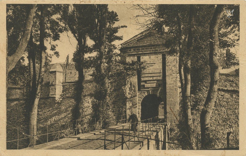 ARGRA 11 - MONT LOUIS - Porte d'entrée de la citadelle.jpg