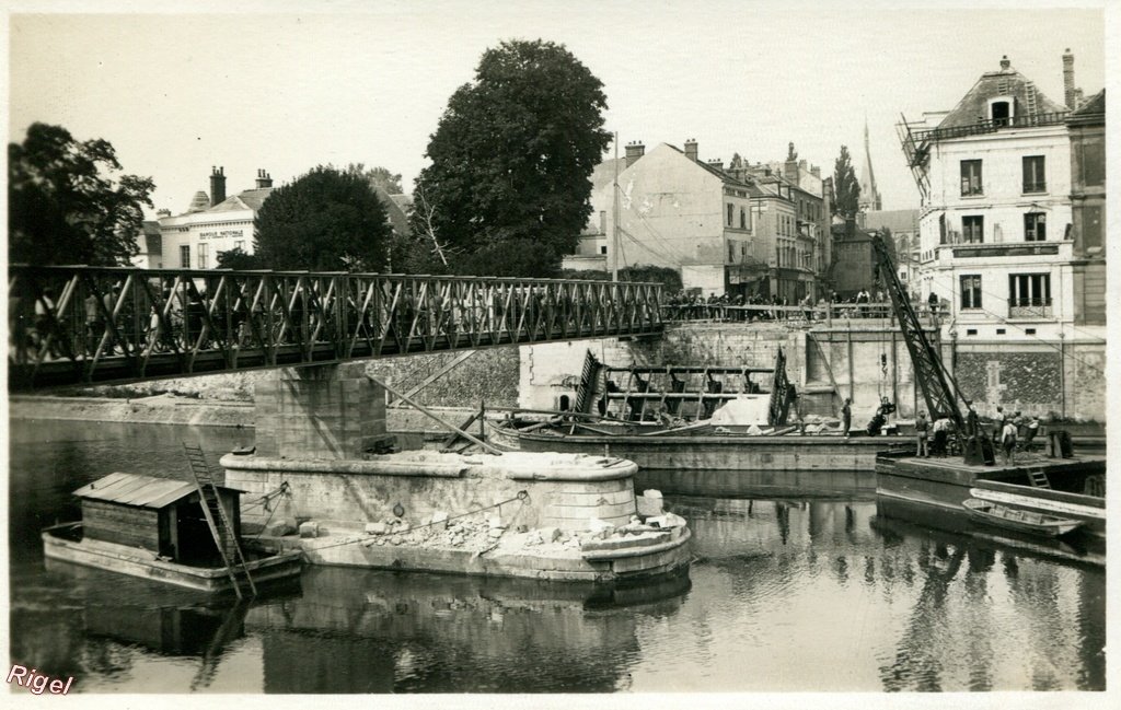 77-Melun - Passerelle du Pont de Fer - R Gallois.jpg