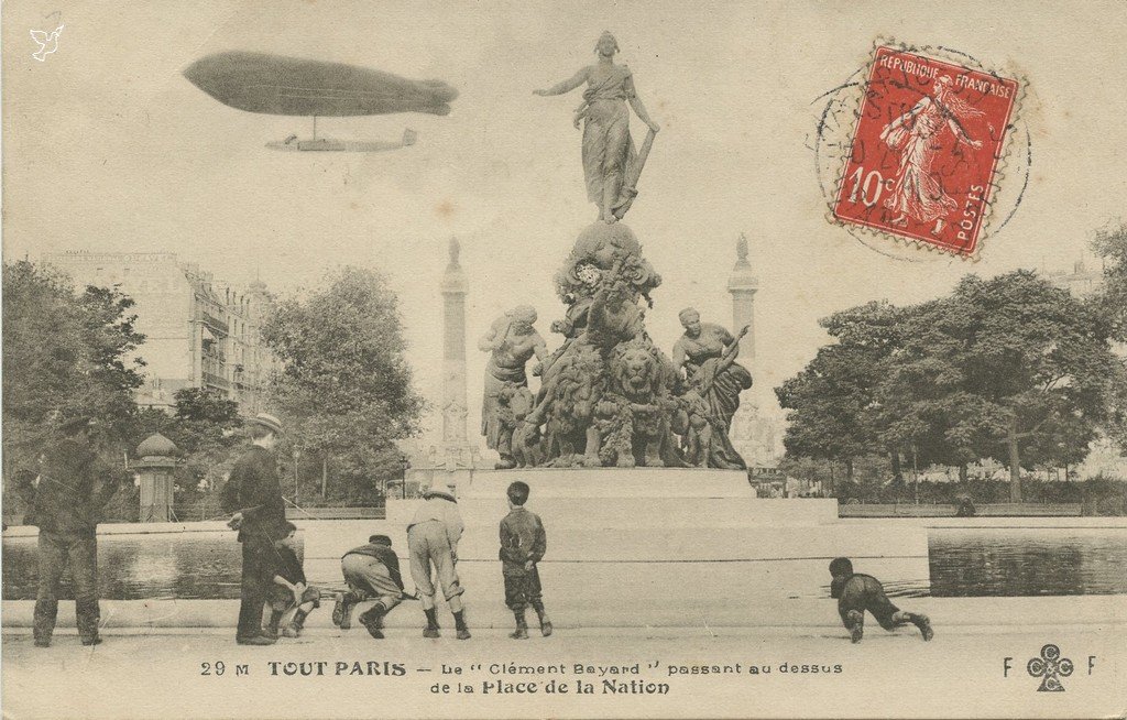 Z - 29 M - Le Clement-Bayard au-dessus de la Place de la Nation.jpg