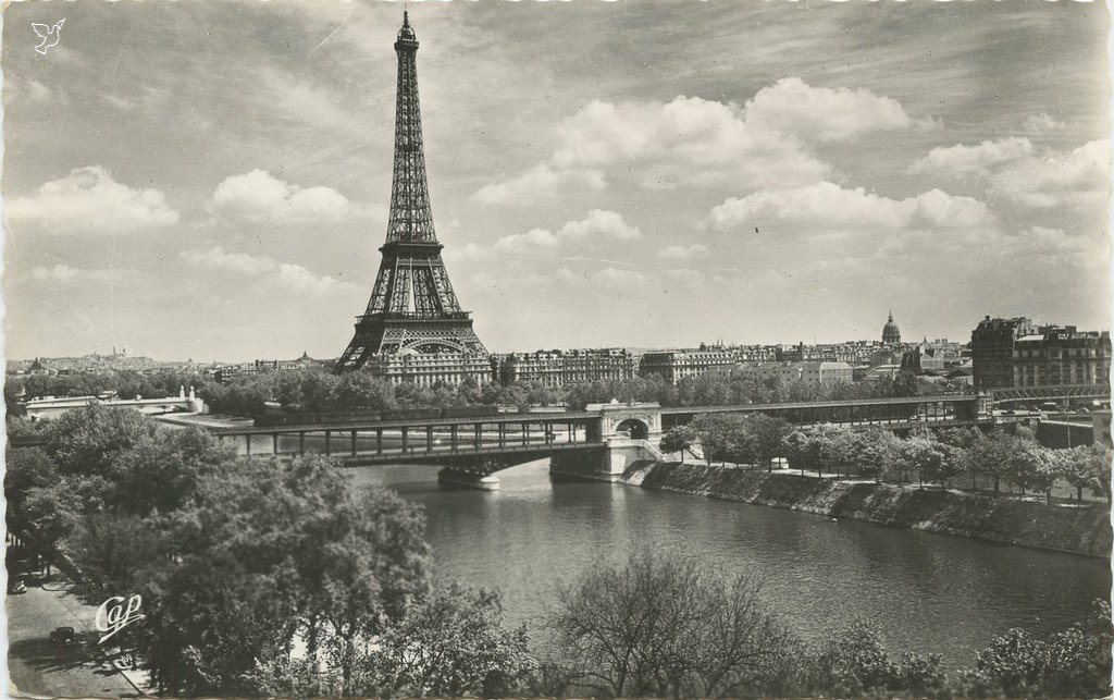 Z - VIADUC 6 - CAP 1113 - La Tour Eiffel et l'Ile aux Cygnes.jpg