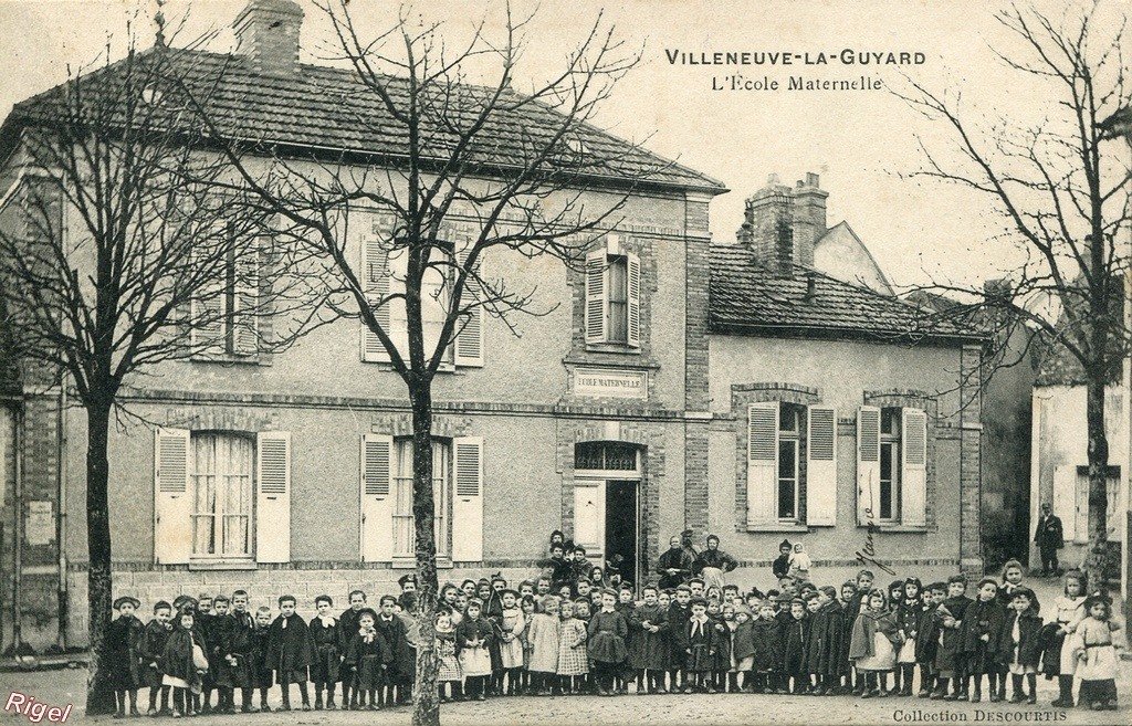 89-Villeneuve-la-Guyard - L'Ecole Maternelle - Collection Descourtis.jpg