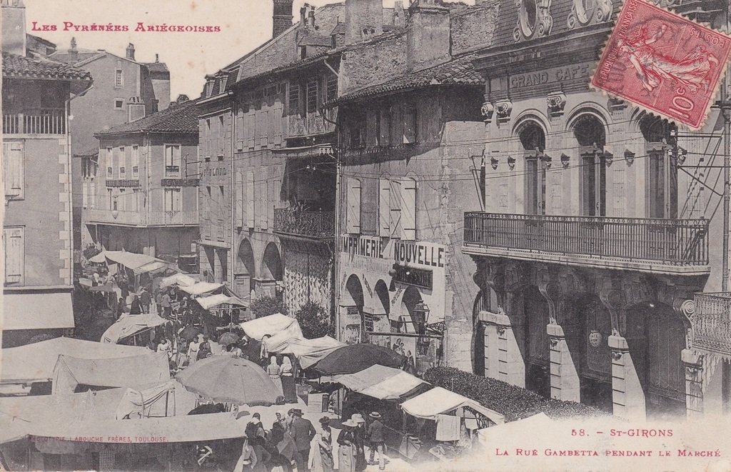 Saint-Girons - La rue Gambetta pendant le Marché.jpg