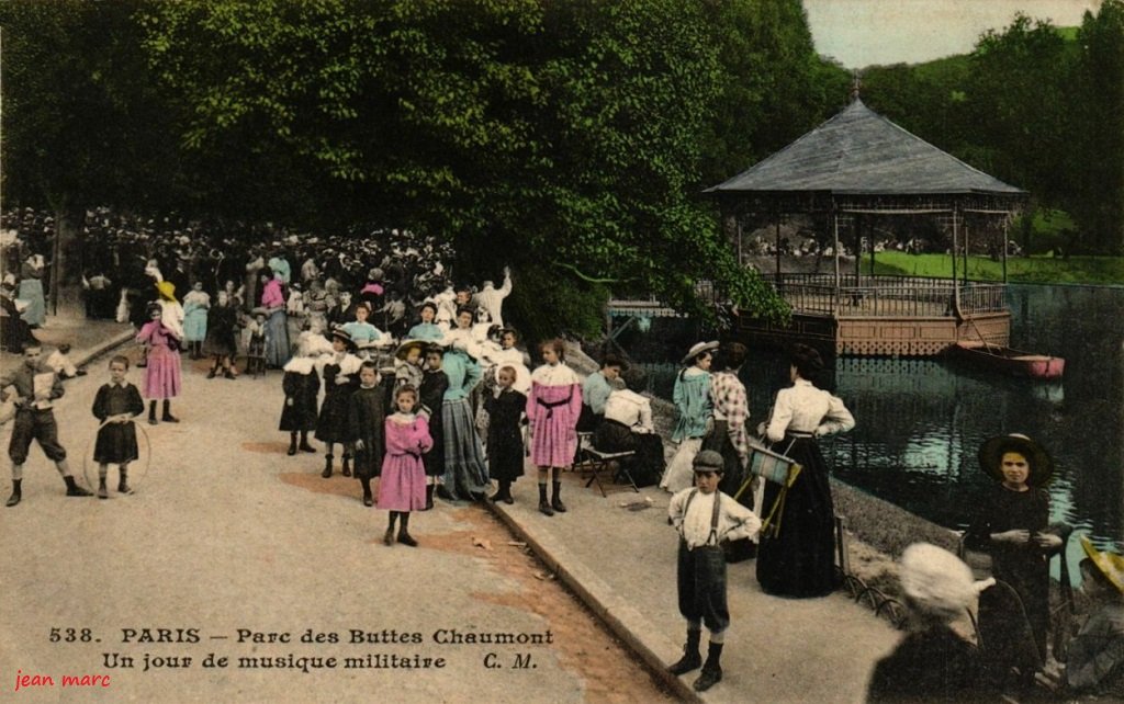 00 Buttes-Chaumont - Un Jour de Musique militaire (version colorisée).jpg