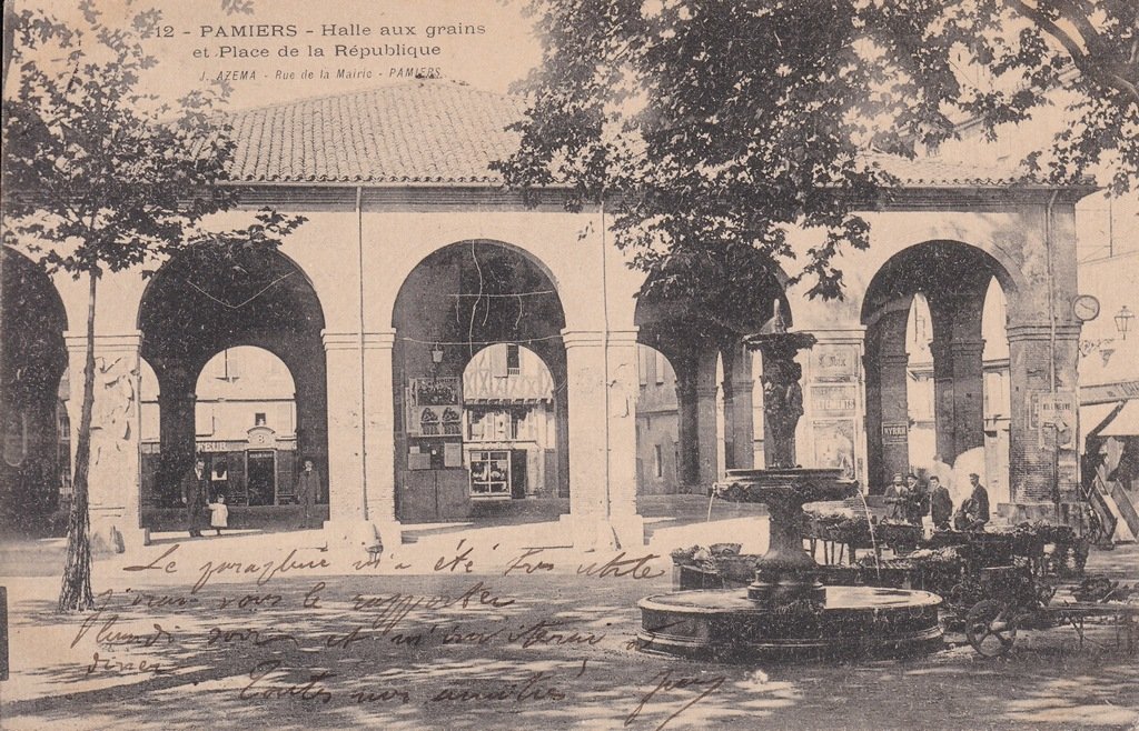 Pamiers - Halle aux Grains et Place de la République.jpg