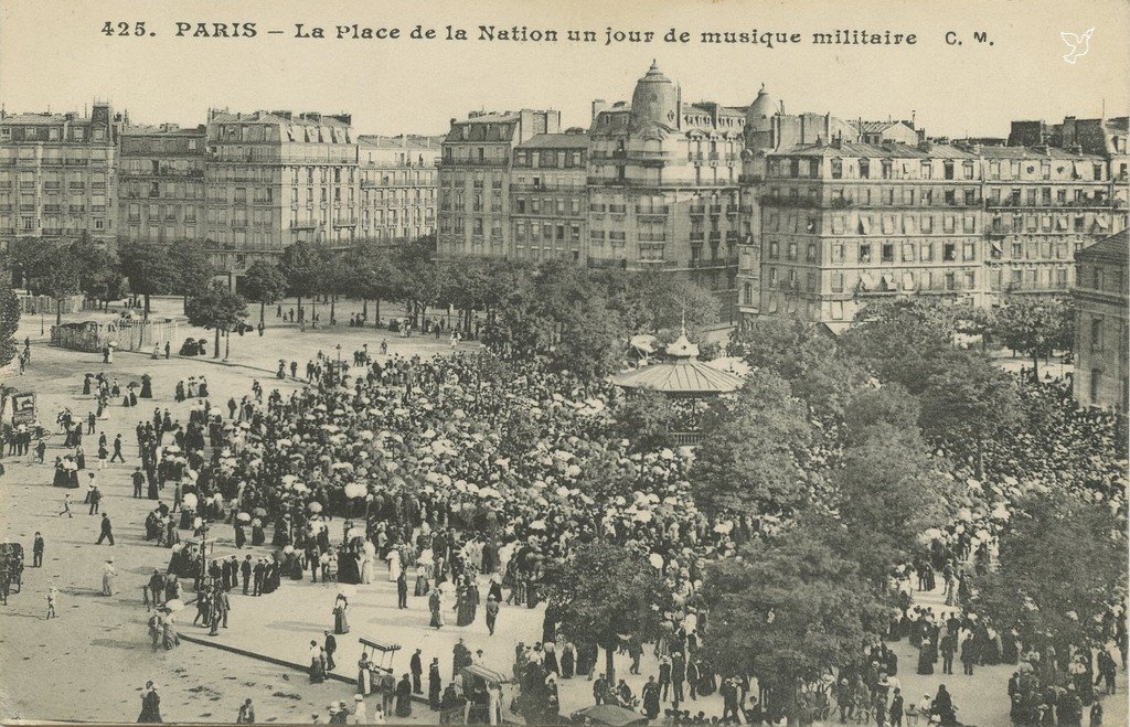 Z - 425 - La Place de la Nation un jour de musique militaire.jpg