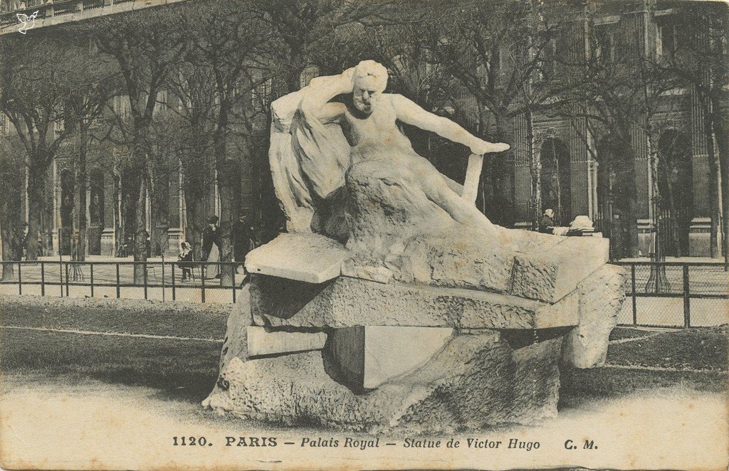 Z - 1120 - Palais Royal - Statue de Victor Hugo.jpg