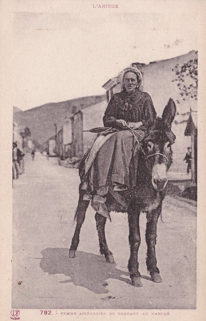 Ariège - Femme ariégeoise se rendant au Marché.jpg