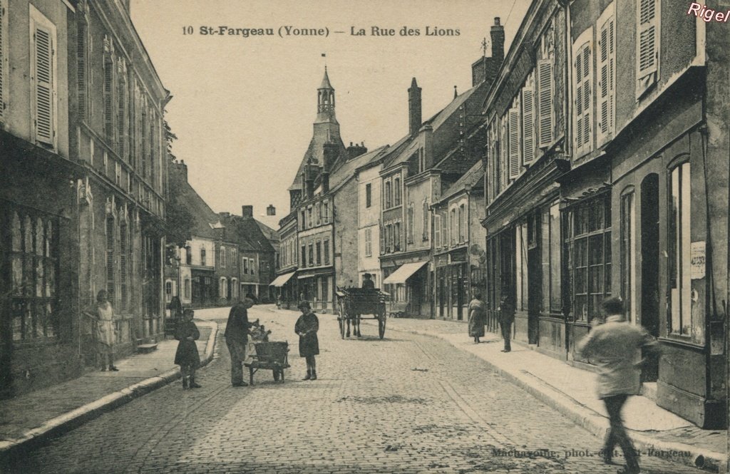 89-St-Fargeau - La Rue des Lions - 10 Machavoine phot-édit.jpg