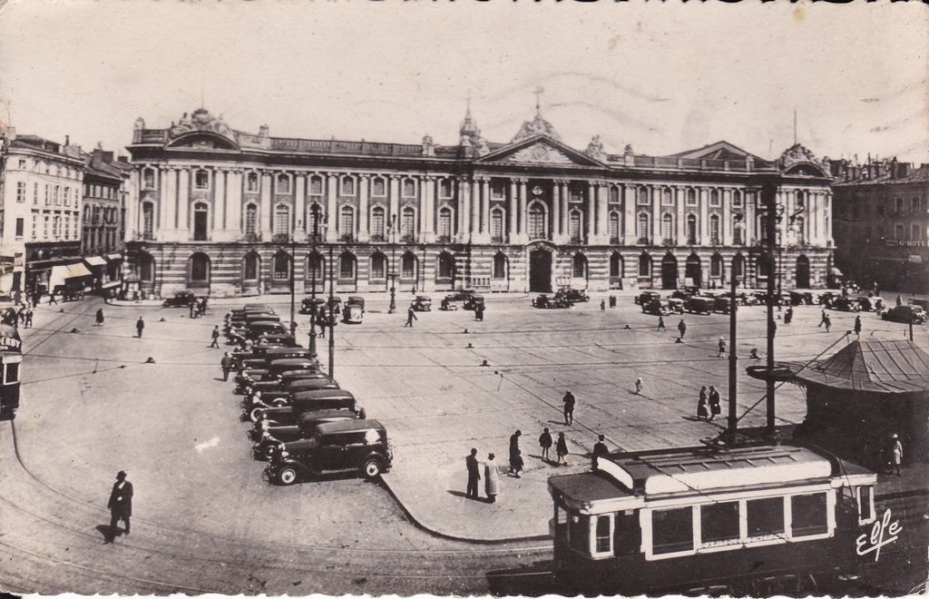 Toulouse - Place du Capitole - Hotel de Ville 1750.jpg
