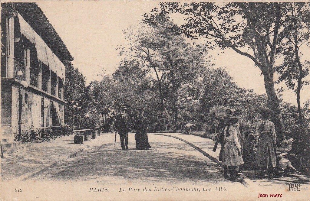 Buttes Chaumont - Une Allée.jpg