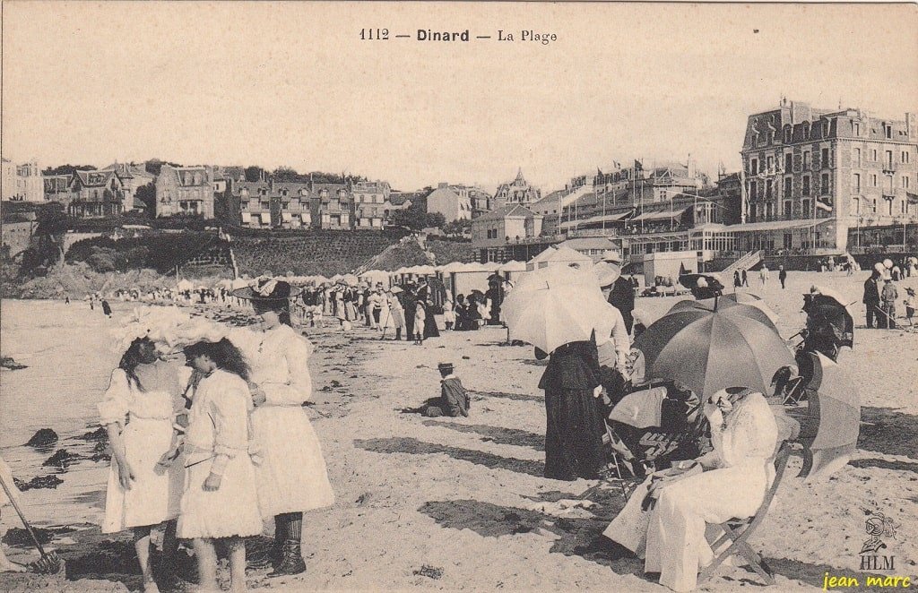 Dinard - La Plage (A droite le High Life Casino et l'Hôtel des Terrasses).jpg