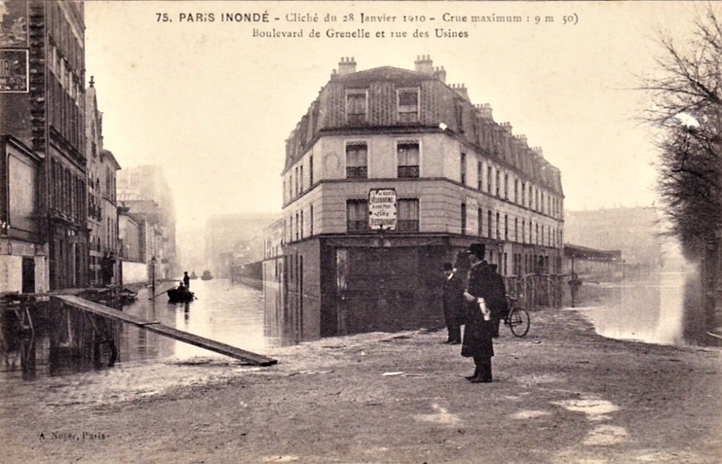 Rue des Usines (rue du docteur Finlay) angle boulevard de Grenelle.jpg