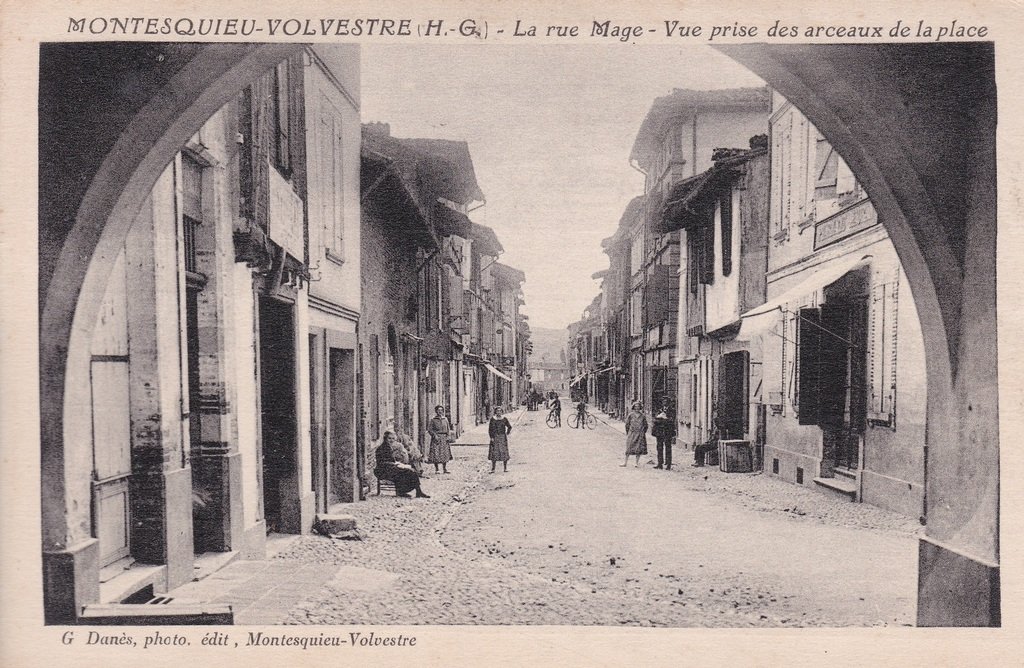 Montesquieu-Volvestre - La Rue Mage-Vue prise des arceaux de la Place.jpg