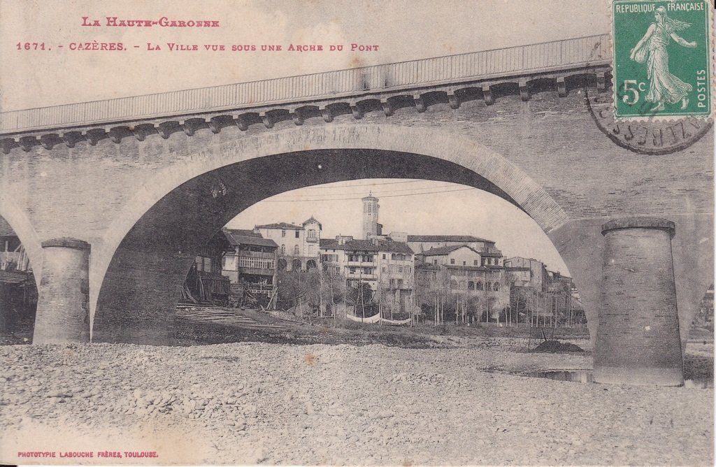 Cazères - La Ville vue sous une Arche du Pont.jpg
