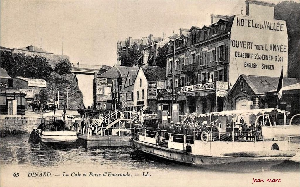 Dinard - La Cale et  Porte d'Emeraude.jpg