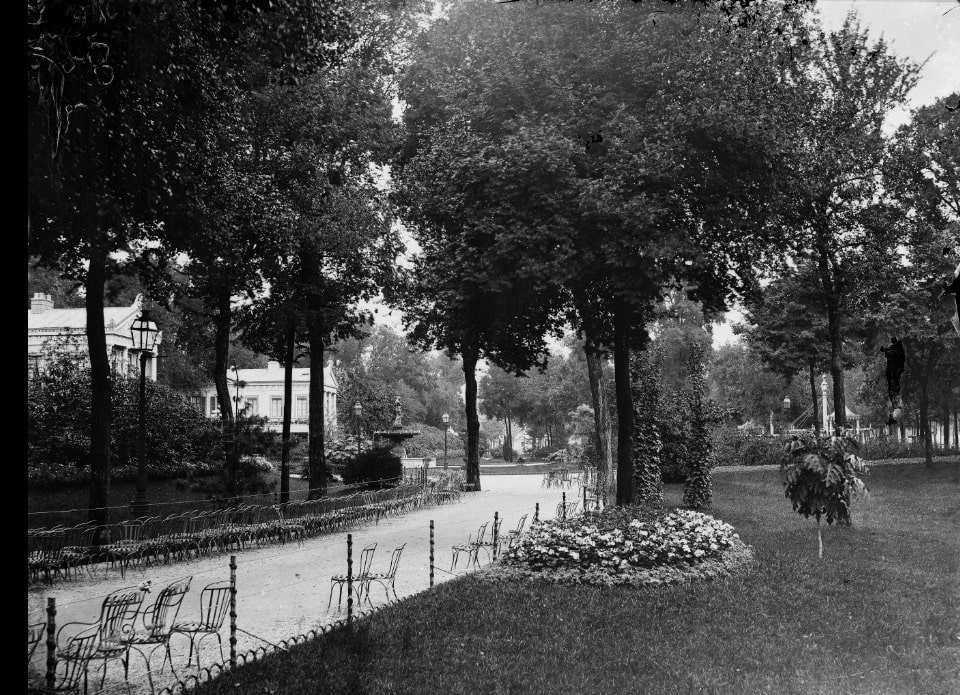 02 Pavillon Morel (Alcazar) et au fond Café des Ambassadeurs (cliché Charles Marville vers 1868).jpg