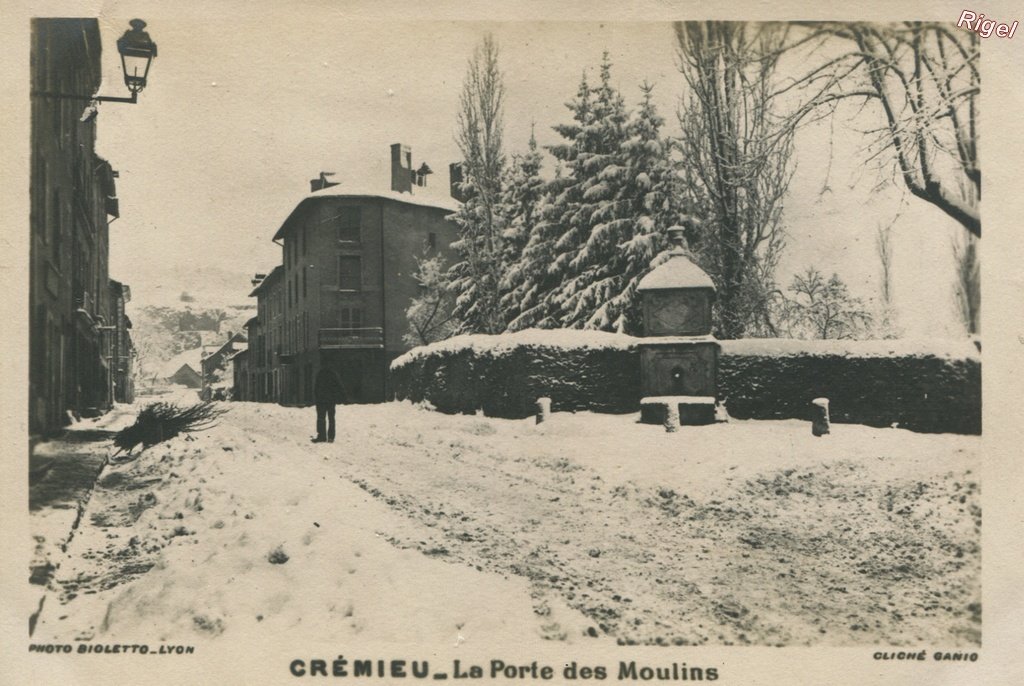 38-Crémieu - Porte des Moulins - Cliché Ganio Photo Bioletto.jpg