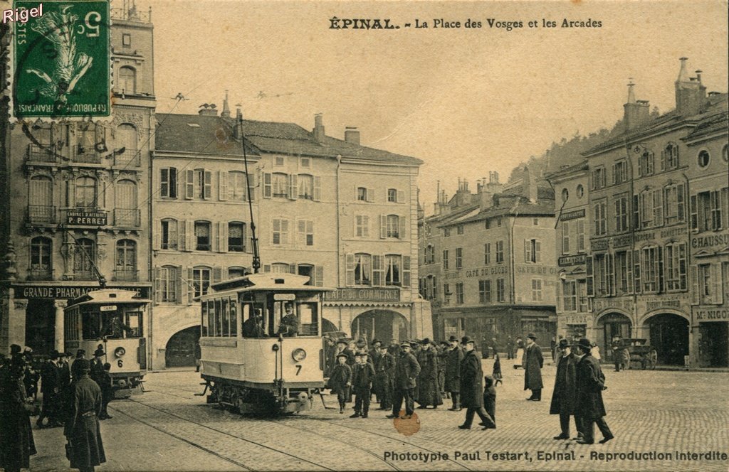 88-Epinal - Tramways - Place des Vosges et Arcades.jpg