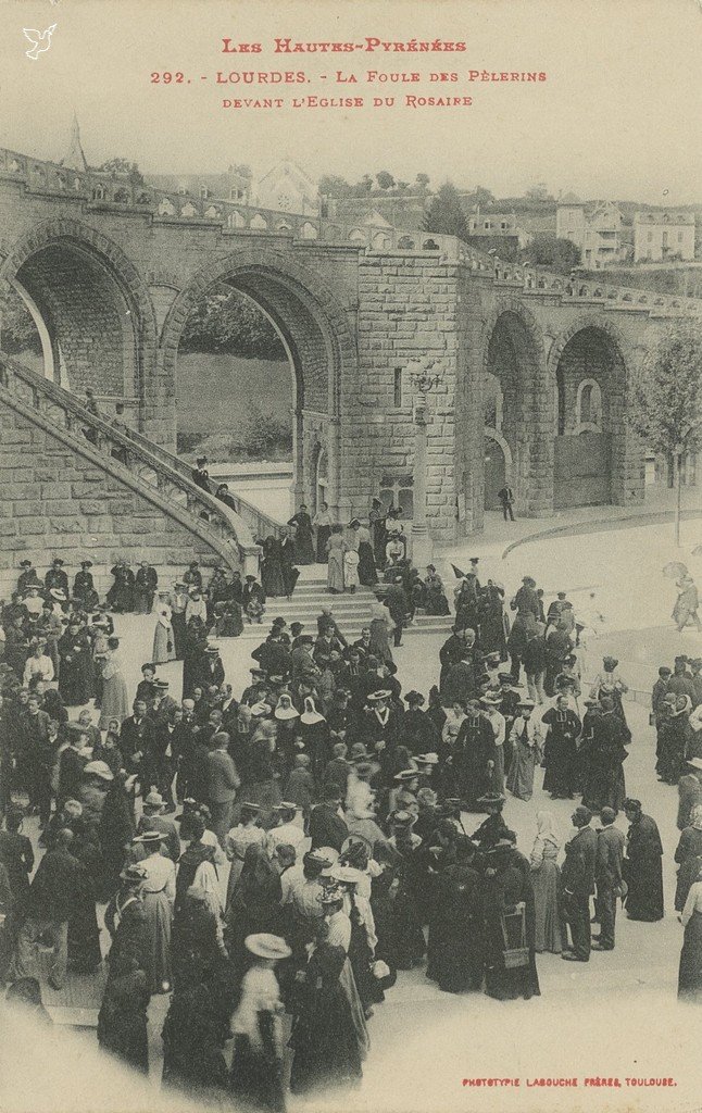 Z - LB 292 - Foule eds Pelerins devant le Rosaire.jpg