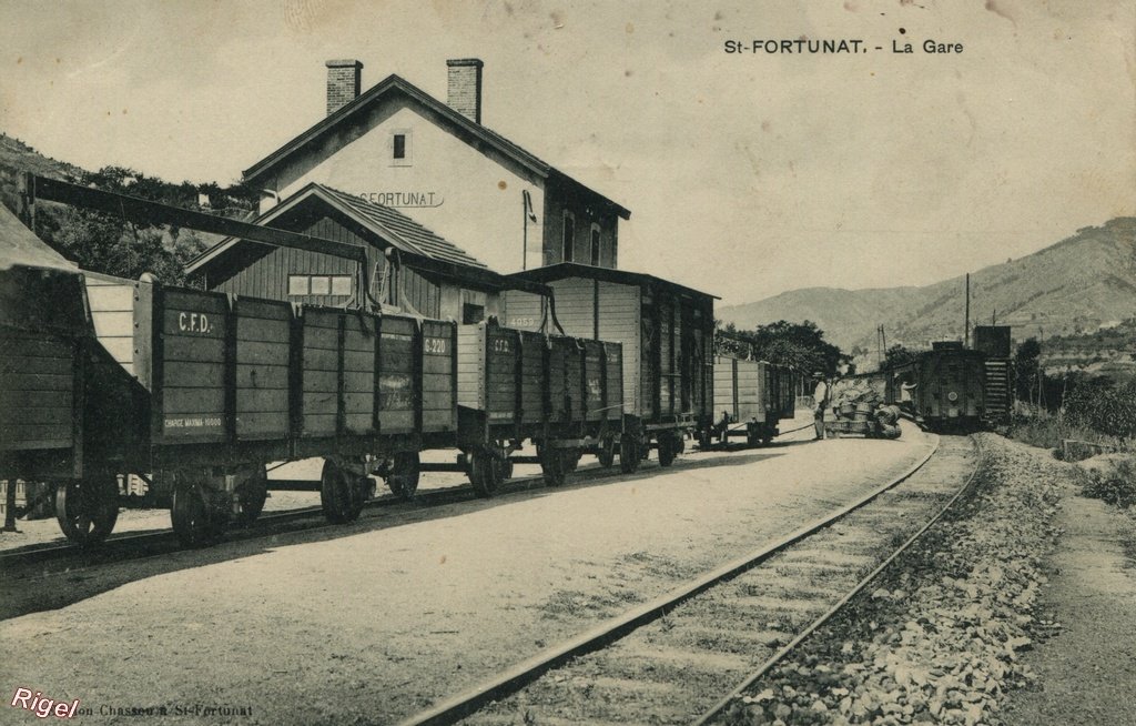 07-St-Fortunat - La gare - Edition Chasson à St-Fortunat.jpg