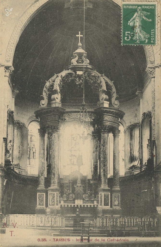 Z - AVT - 0.35 - Interieur de la Cathedrale.jpg