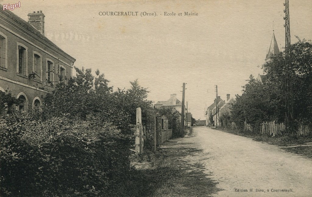 61-Cours-Maugis - Courcerault - Ecole et Mairie - Edition H Dion Cliché Foucault.jpg