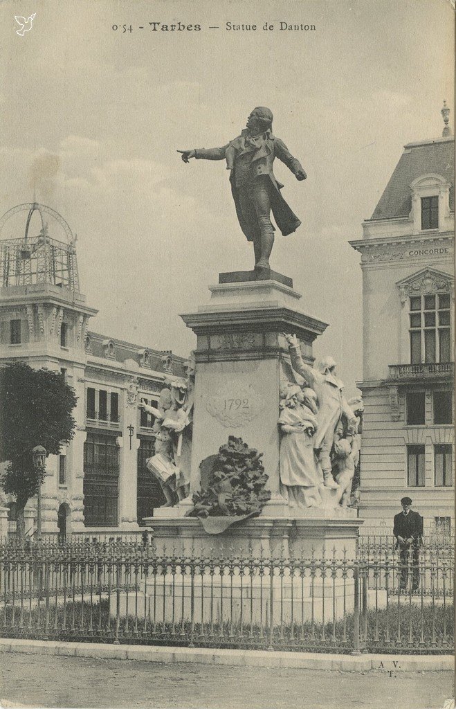 Z - AVT noir - 0.54 - Statue de Danton.jpg