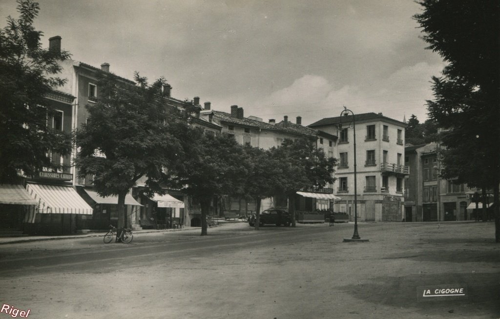 07-Lamastre (Ardèche) - Place Seignobos - Edition La Cigogne.jpg