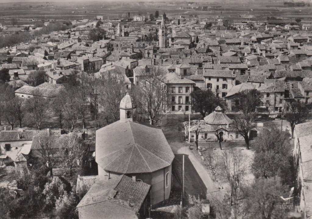 Marsillargues - Vue aérienne sur le Grand Temple et le Café du Pavillon.jpg