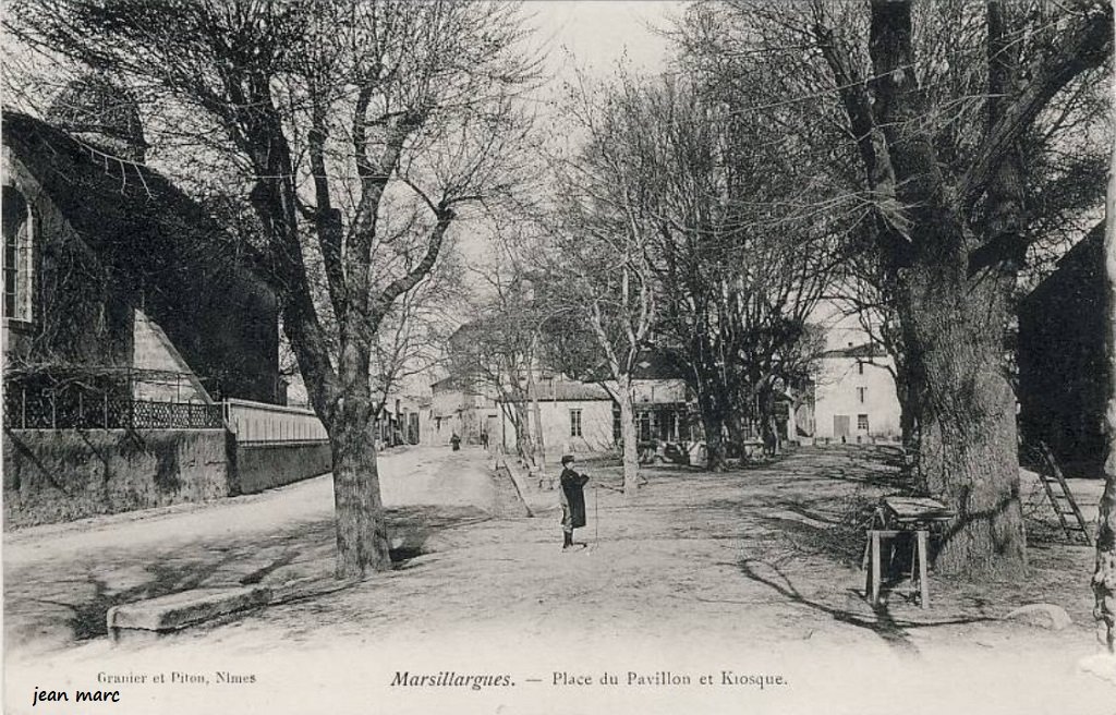 Marsillargues - Place du Pavillon et Kiosque.jpg