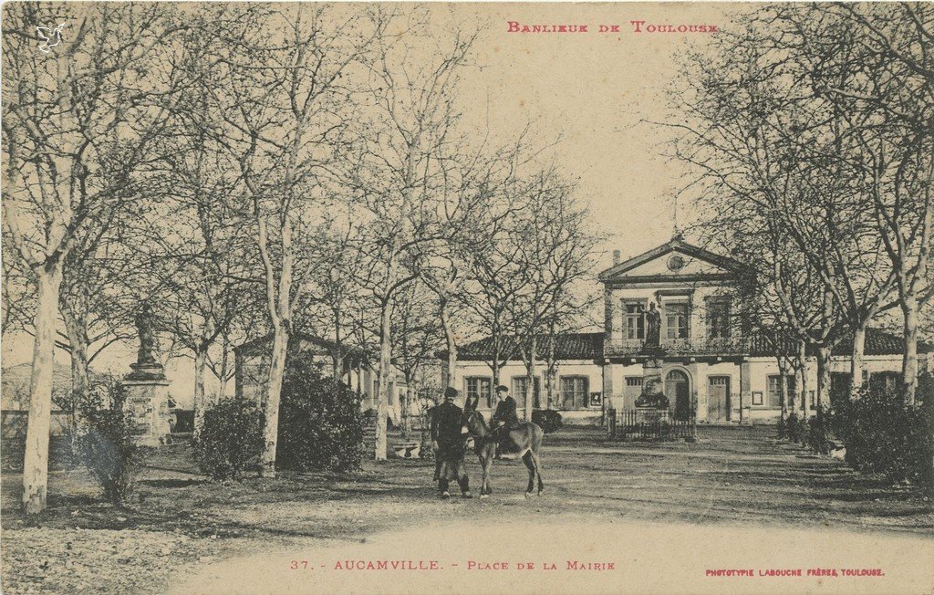 ZZ37 - Aucamville - Place de la Mairie.jpg