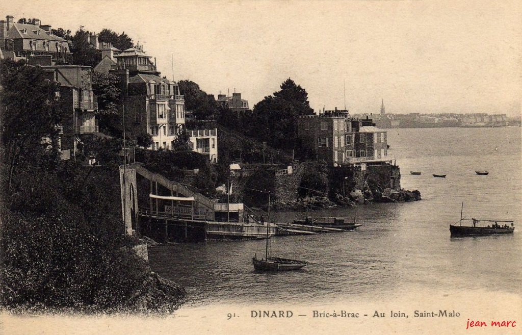 Dinard - Bric à Brac, au loin Saint-Malo.jpg