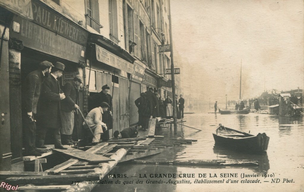 75-Crue 1910 - Quai des Grands-Augustins - Estacade - 137 ND Phot.jpg