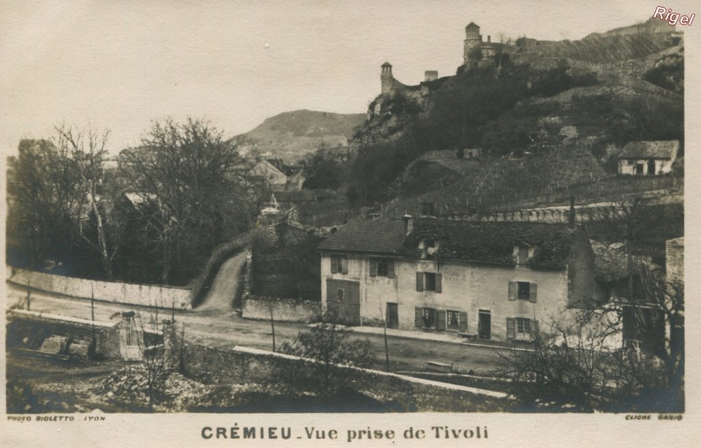 38-Crémieu - Vue prise de Tivoli - Cliché Ganio Photo Bioletto.jpg