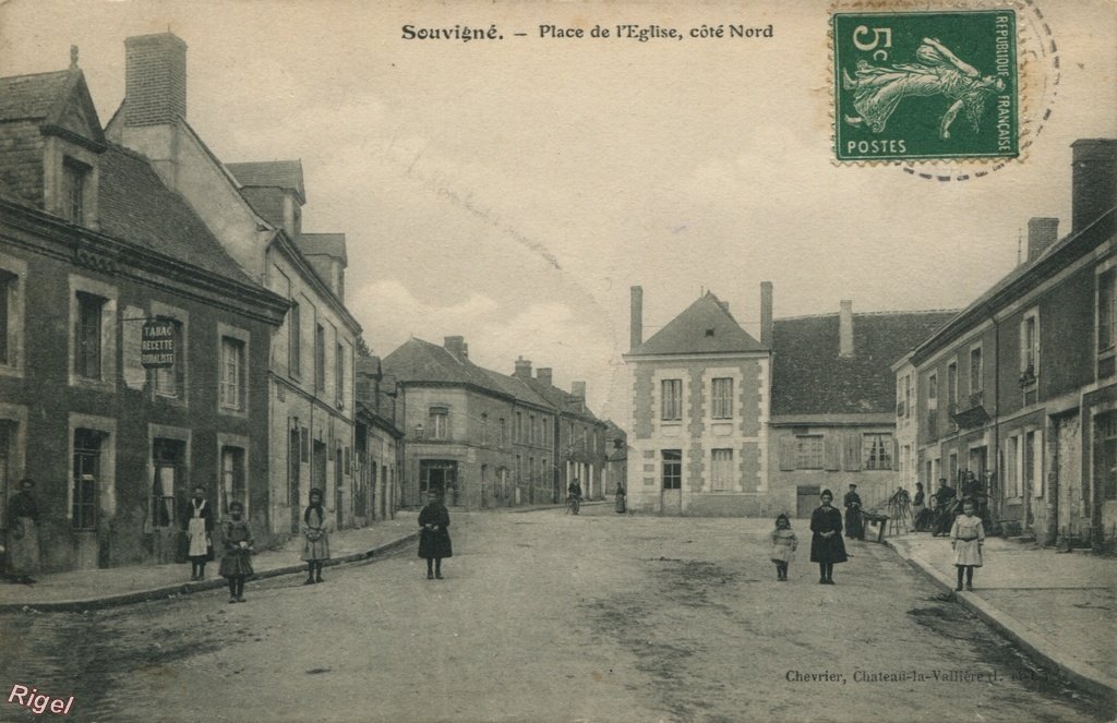 37-Souvigné - Place Eglise - Chevrier éditeur.jpg