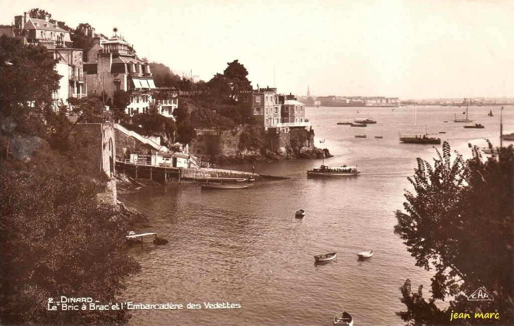 Dinard - Le Bric à Brac et l'Embarcadère des Vedettes.jpg