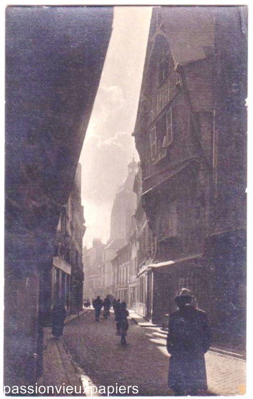 Eglise rue etroite amelioree [F].JPG