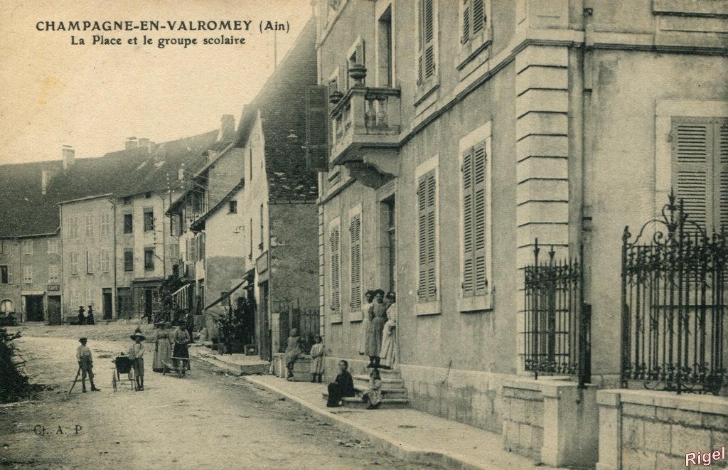 01-Champagne-en-Valromey - La Place et le Groupe Scolaire - Cl AP.jpg