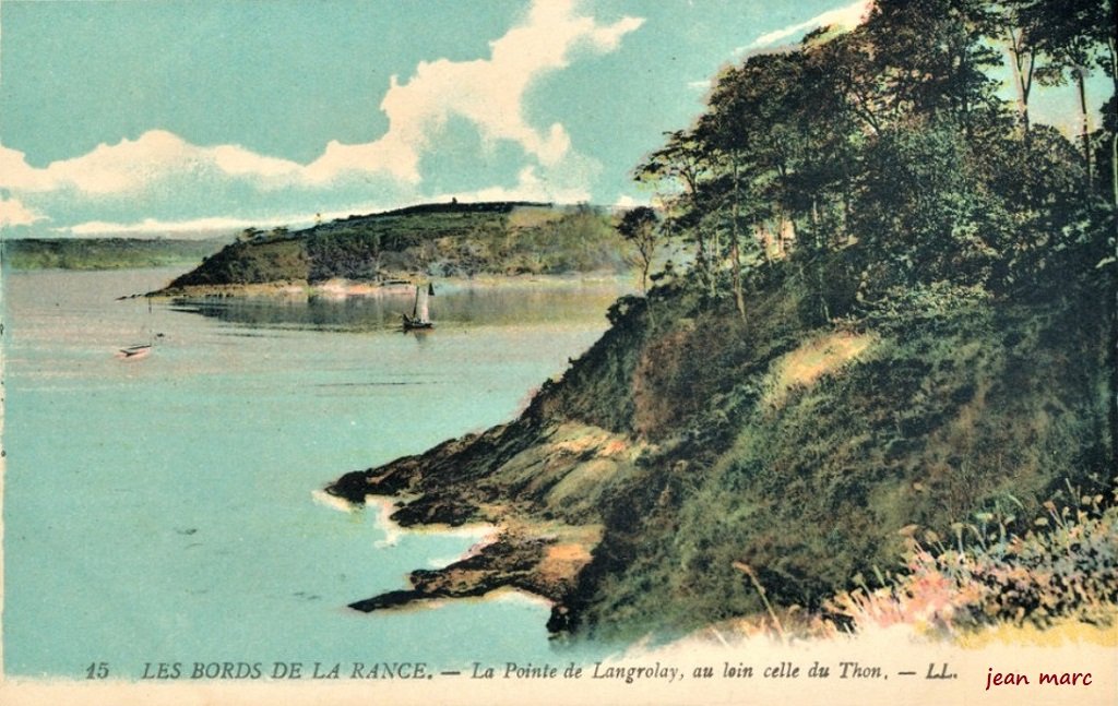 La Pointe de Langrolay, au loin celle du Thon.jpg