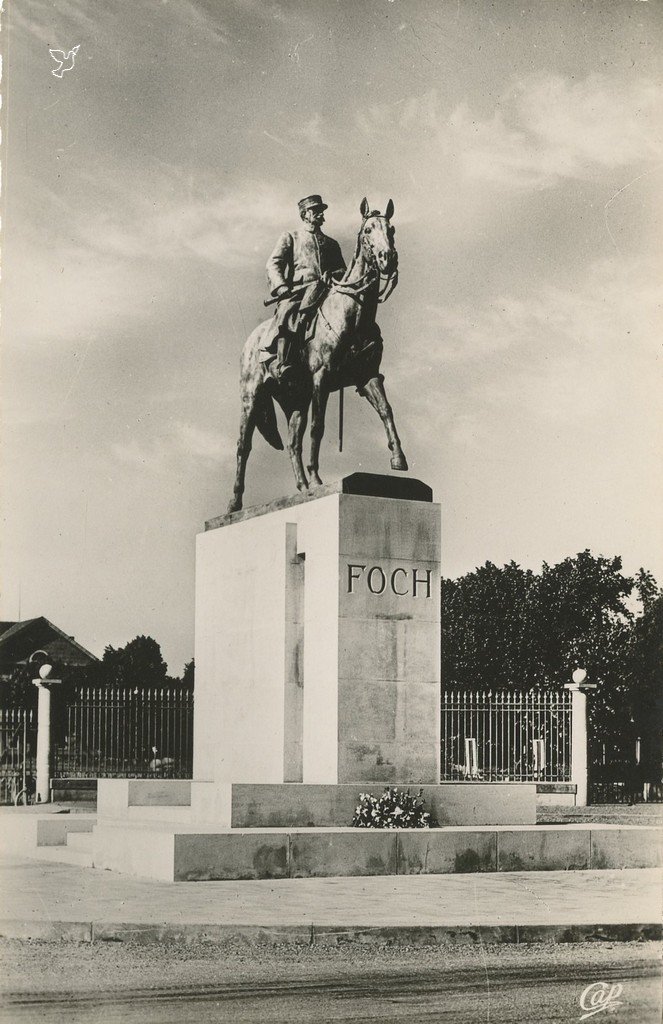 Z - 54 - Statue du Marechal Foch.jpg