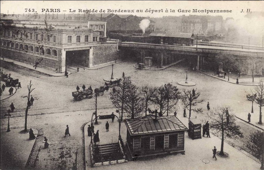 Station de Métro près de la gare Montparnasse.jpg