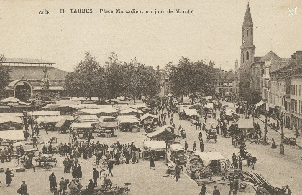 Z - 11 - Place Marcadieu un jour de marché.jpg