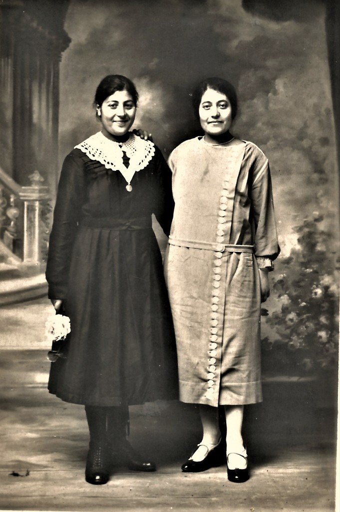 Arnita Hohémia et Nazélie.jpg