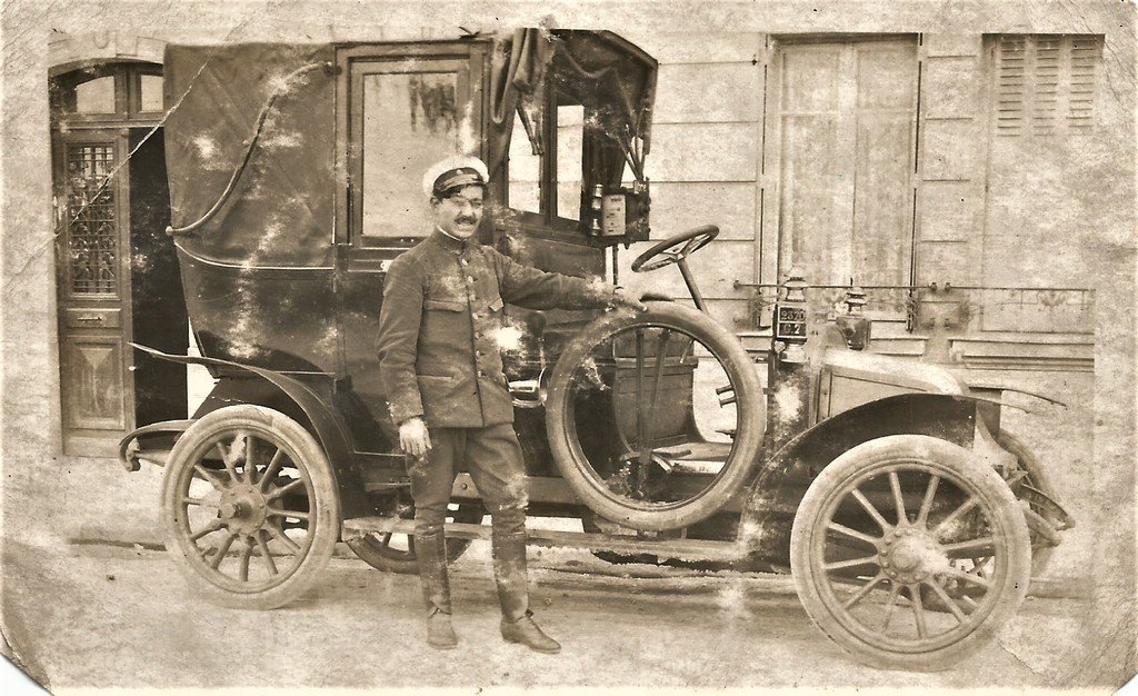 Arnita et son taxi.jpg