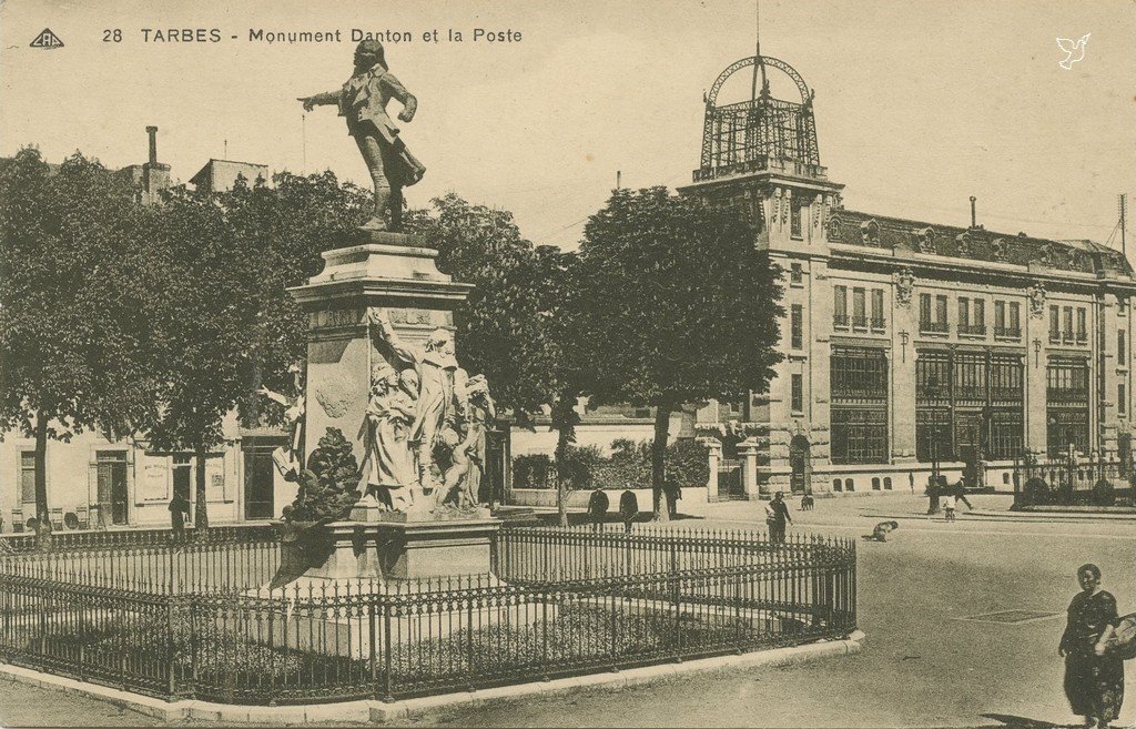 Z - 28 - Monument Danton et la Poste.jpg