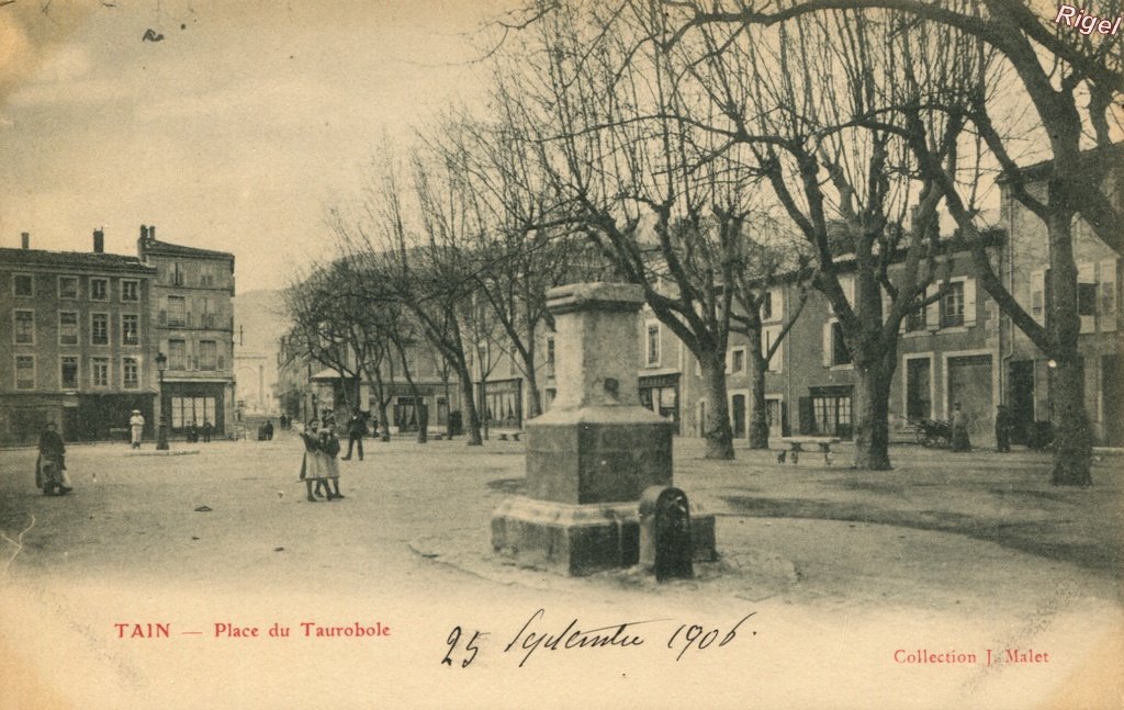 26-Tain - Place du Taurobole - Collection J Malet.jpg