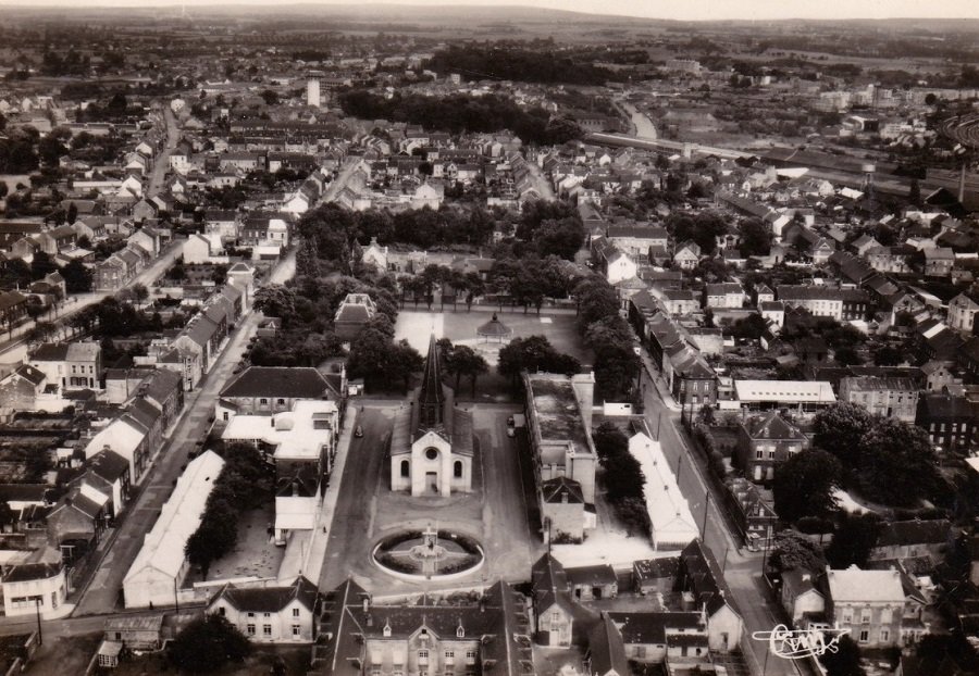 Maubeuge Sous-le-Bois - Vue aérienne, Eglise, Place de l'Industrie et Kiosque à musique.jpg
