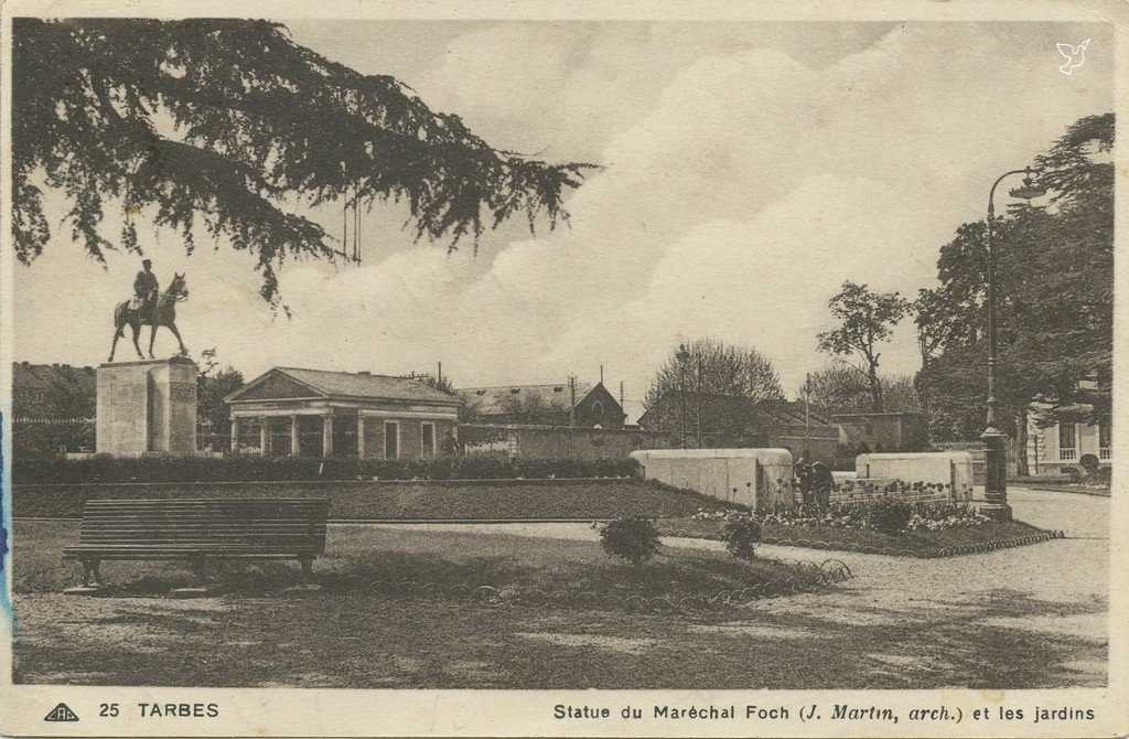 Z - 25 - Statue de Foch et les Jardins.jpg