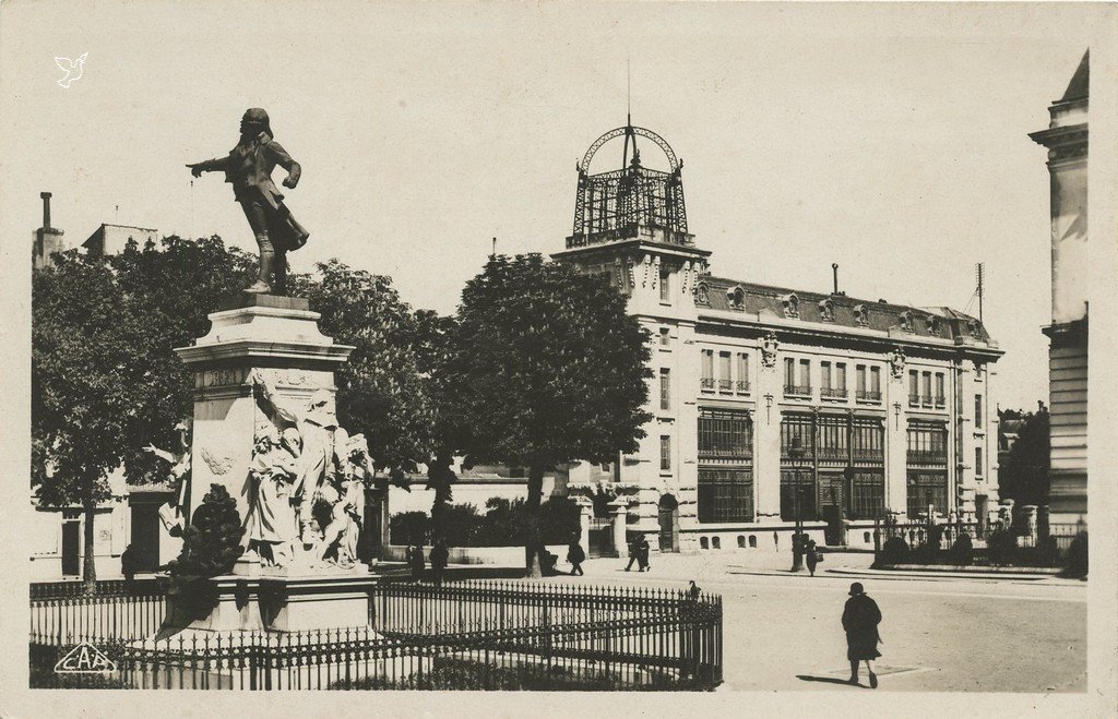 Z -  28 - Monument Danton et la Poste.jpg