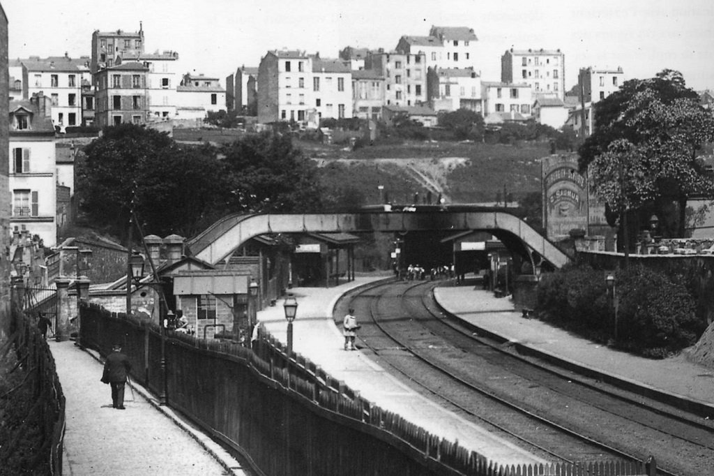 1ere Passerelle rue de la Mare et Gare de Ménilmontant vers 1890.jpg